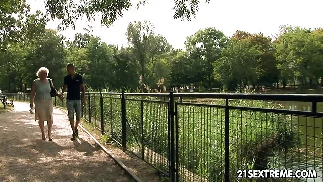 A srác dugta a lányt az első randi után