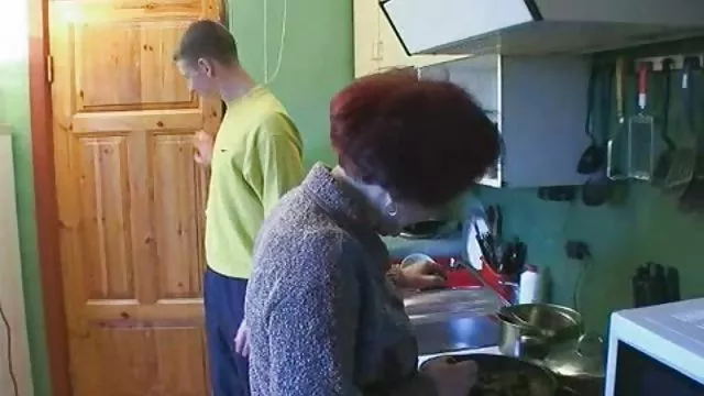 Gyönyörű kislány sétál a mezőn, meztelen