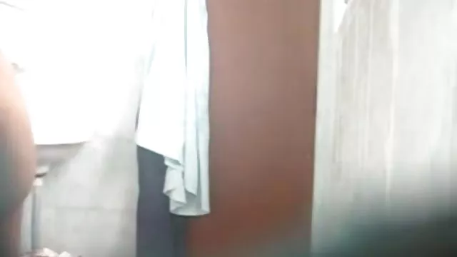 Egy fiatal pár részt szenvedélyes szex az ágyon