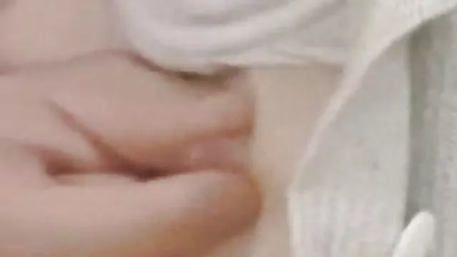 Érett barna összenyomja a hatalmas ciciket, amíg a mellbimbók nem osztják tej