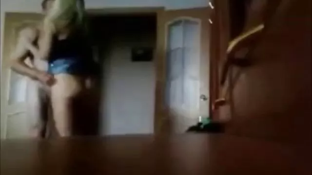A fickó az öltözőben, majd kitépett egy gyönyörű értékesítő