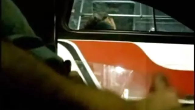 Két lány találkozik egy fiatal csődör