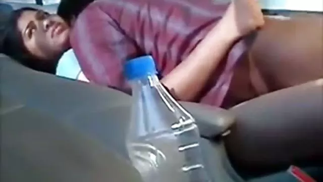 Horny babe lovagol, a punci, a fasz az a férje, miközben nézi a focit