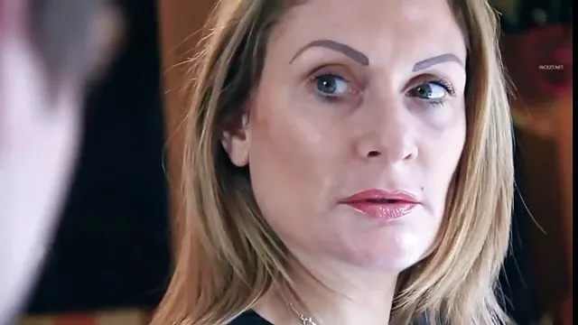 Gyönyörű lány, meztelenül a tükör előtt, s látja, a Melleim