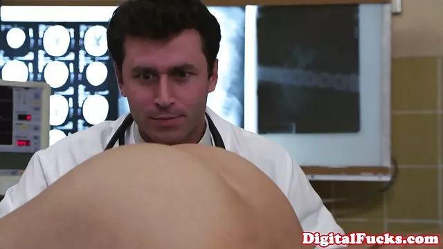 A fickó, aki megmentette a barátnője egy szörnyeteg, egy másik bolygóról