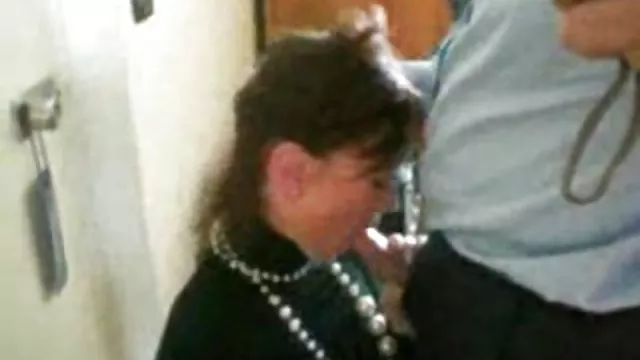 Szexi lány adott egy vad solo maszturbál a kamera előtt a férje