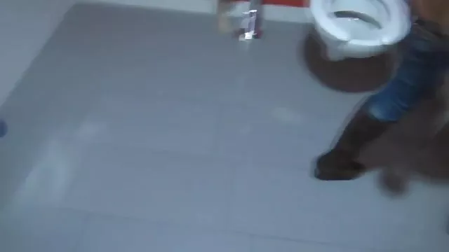A fickó visszatért a hadseregbe, szar kemény seggbe a lány