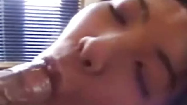 Bébi Maszturbál ahogy a két leszbikus ágyban