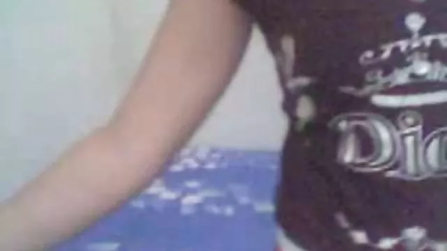 Ember játszik a baba a necc harisnya, aki úgy tesz, mintha egy baba