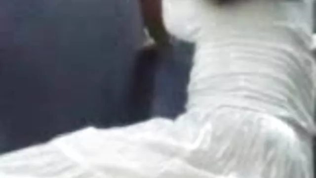 A fickó vette a szájába a péniszét a meleg, majd ültetett a seggét