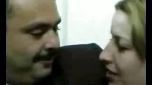 Devulka nagymama rábaszik, mielőtt a barátja