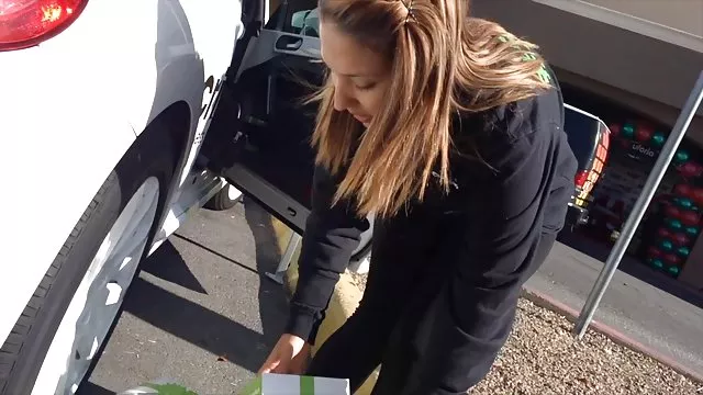 Vörös hajú lány leggings Baszik a tornaterem előtt látogatók