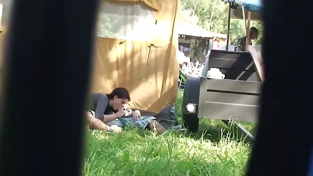 Forró ribanc veszi le a bugyit, majd dugja az ujját a nedves punci