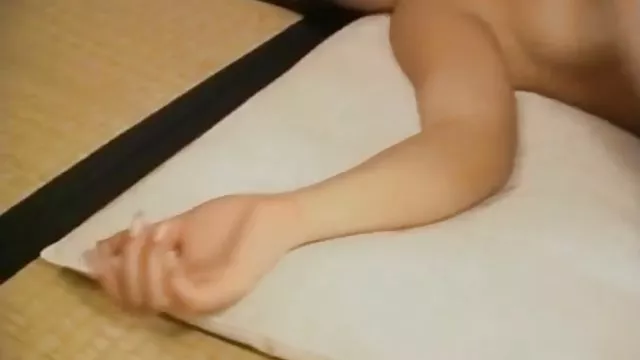Tüzes szőke, nagy mellű simogatja a csikló ujjaival
