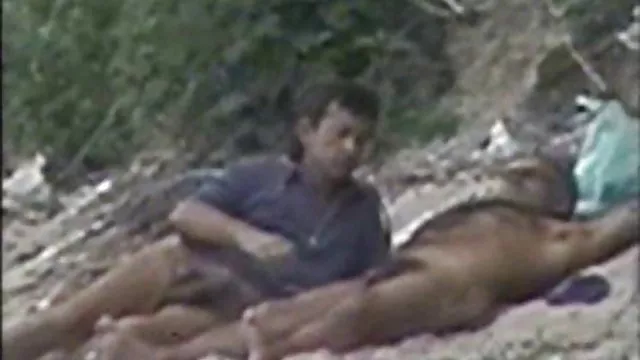 A mellek a lány megpróbálta piros fürdőruha