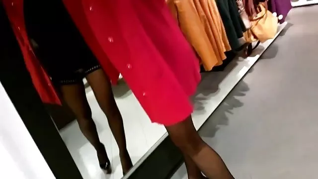 Fiatal ribanc helyezi nagy Dildo egy kis punci