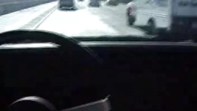 Hosszú, barna hajú tesz a Szopást a fickó, kemény fasz vele rák
