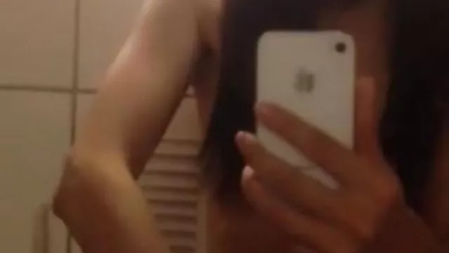 Balerina rábaszik a színpadon egy új partner