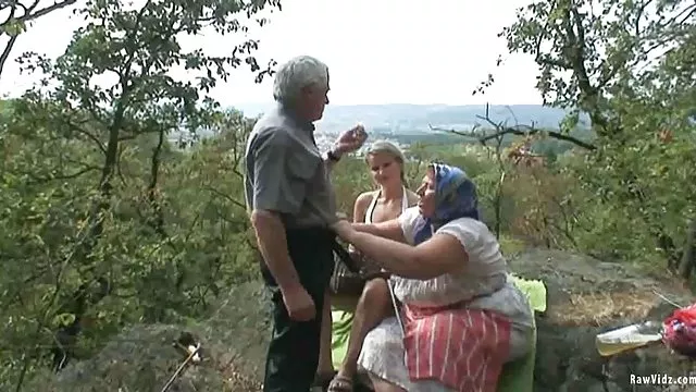 A férfi meghívta a fiatal szomszéd, hogy látogassa meg, s barátságosan szar neki a hálószobában
