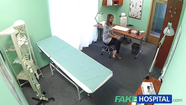 A férfi adott neki egy rossz feleség szívás fasz, meg cumshot a melleire
