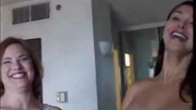 Gyönyörű milf anyuka engedelmes fiatal srác