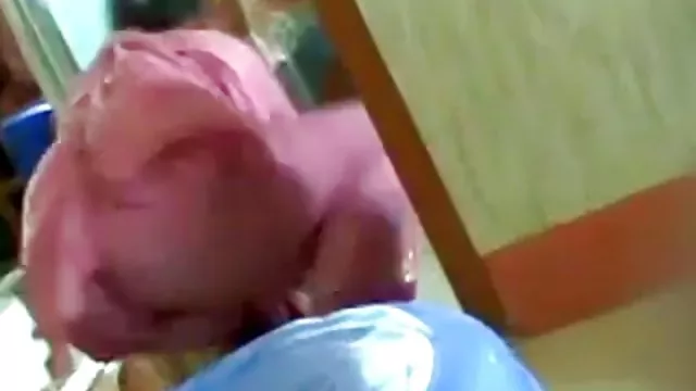 A bájos lány pózol, bugyi nélkül, majd megmutatja a Melleit