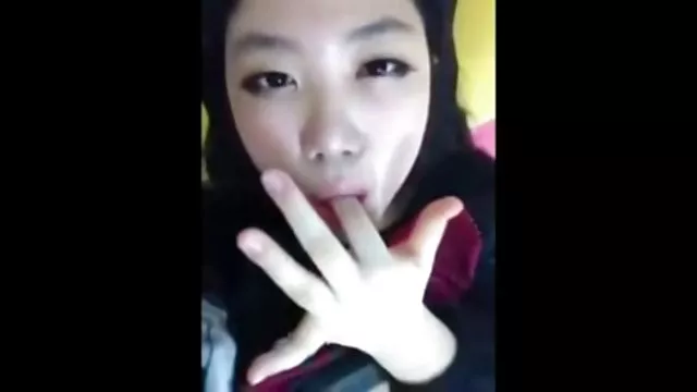A férfi lehetővé tette, hogy a két nő, hogy neki egy Blowjob