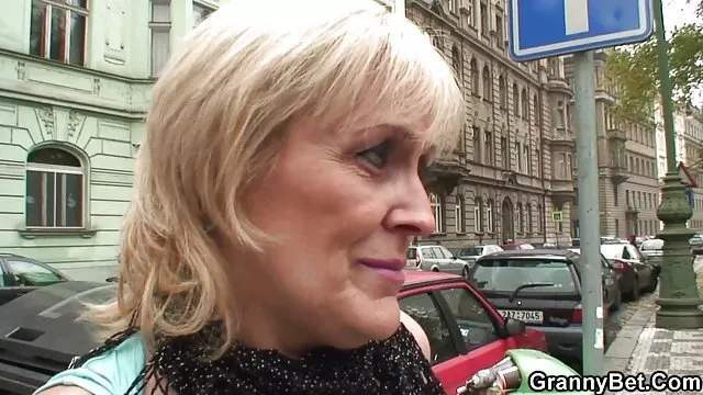 Játékos barna, szép Cicik Baszakodhat apám a lépcsőn