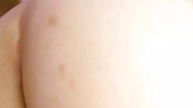 Perverz alak, aki meztelenül, csajok keresztül egy lyuk a falon