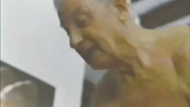 Szexi kulturistka segítségével kezébe tesz egy fickó cum