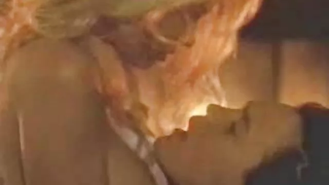 Barna pornót néz, valamint Maszturbál
