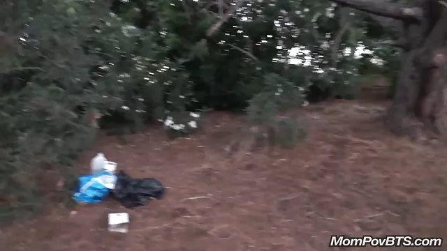 Őszinte lány öltözőben nyilvános zuhany
