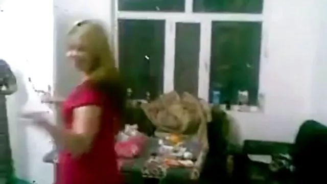 Dupla szex gép kezeli mindkét lyukak Csajok