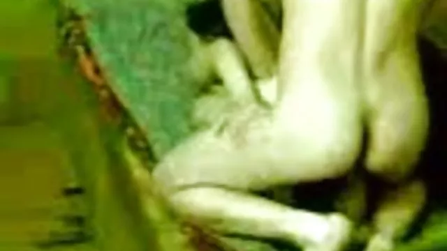 18 éves gyönyörű pom-pom lány vetkőzni előtt kamera