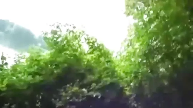 Kopasz ember simogatja a punci kapcsolódó morzsák
