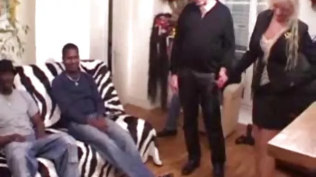 Egy erős kötelet harap bele kap egy gyönyörű lány,