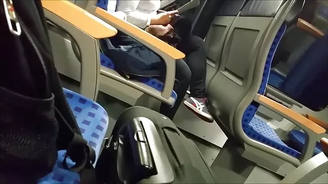 A lányok hívtak meg a fickót, hogy az érettségi bulit Szopás