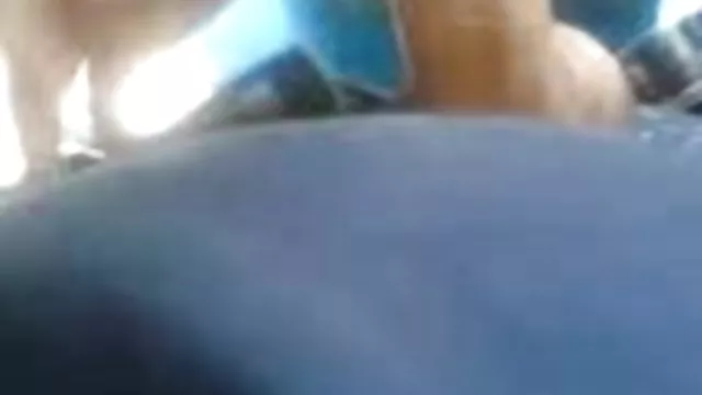 Meztelen, barna szar a srác farkát, meg lesz baszva a póz egy motoros