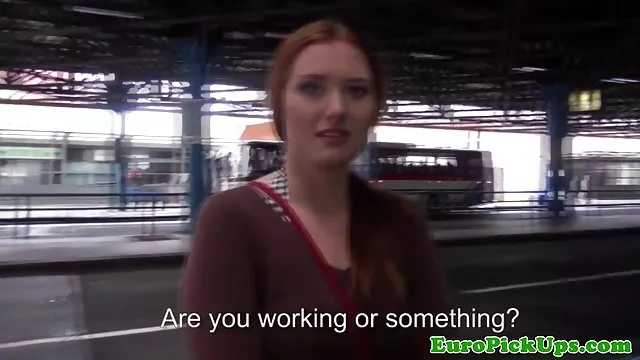 A férfi mögé sétált a lány levette a gyönyörű segg