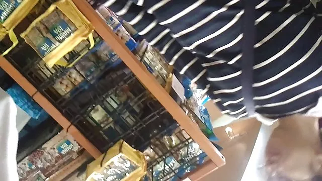 A hosszú hajú gyönyörű lány, egy rövid szoknyában, szopás, s Baszik a barátjával.