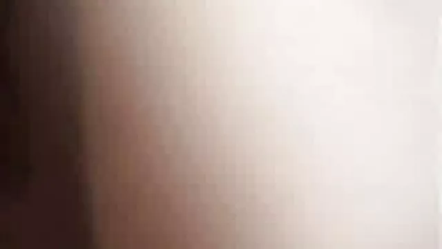 Lövés punci közelről a lány napozik egy vad parton