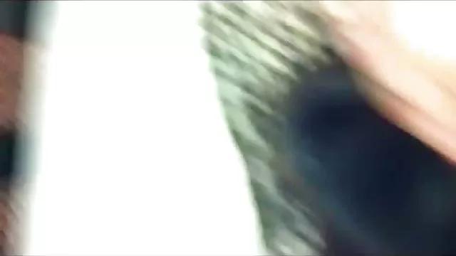 Cutie harisnya, gyönyörű Mellei eszik banán