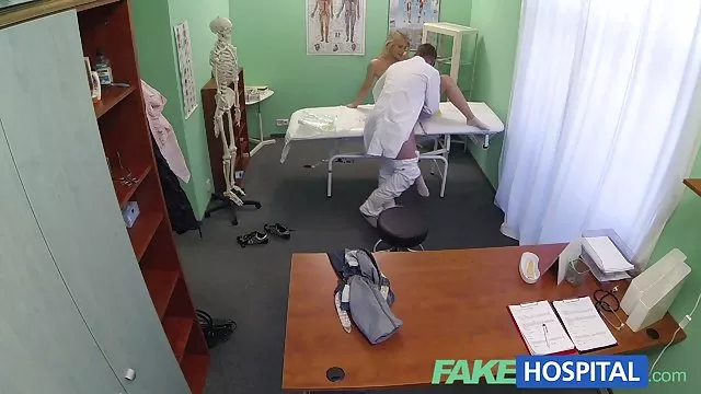 Félénk orosz lány Alina szexel a két fickó