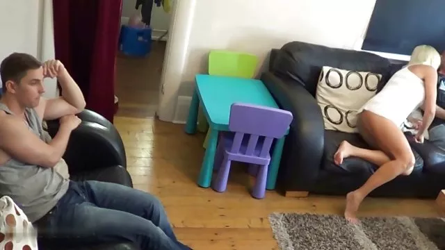Karcsú lány Maszturbál az ágyára dildók