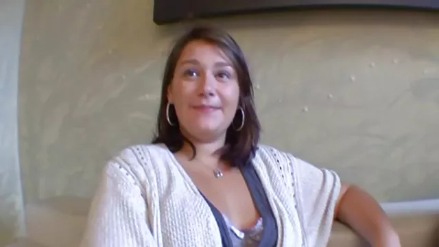 Tapasztalt férfi ujjai teszi Busty tornász, hogy orgazmus