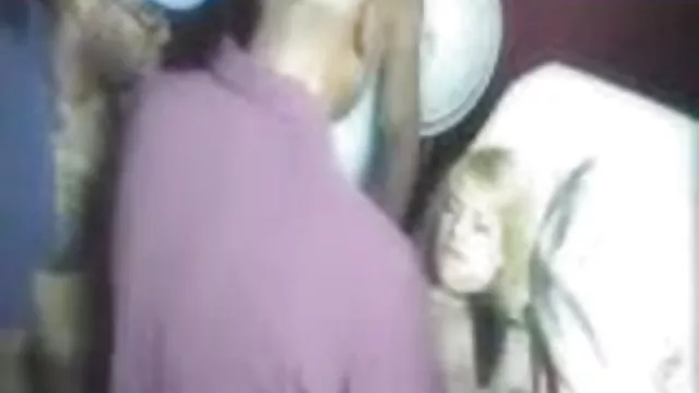 Tapasztalt TRANS nyárs a szőke az eszköz