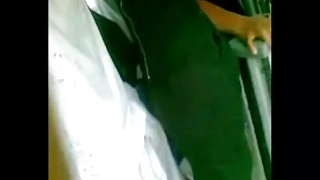 Szexi vörös hajú kurva csinál Blowjob, hogy a férfi izmos tetoválás, valamint nyalogatja golyó
