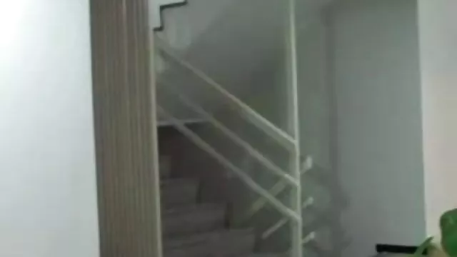 Szépség öltözködés után zuhany, majd beszél a vőlegénye