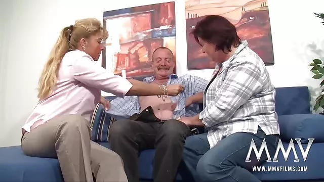 Először is, csipeszek a puncit, majd a szex egy fekete ember