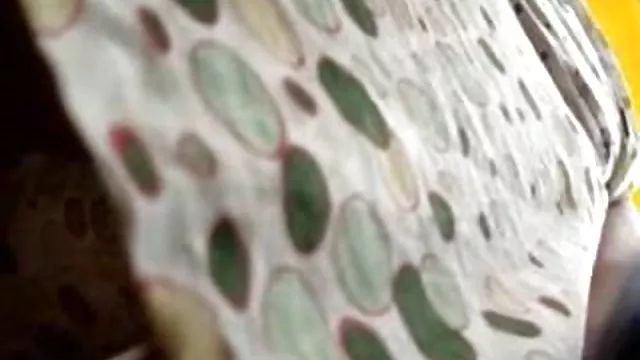 Az ember nem veszi le a vékony lányok fekete harisnya, majd megcsókolja a lábát